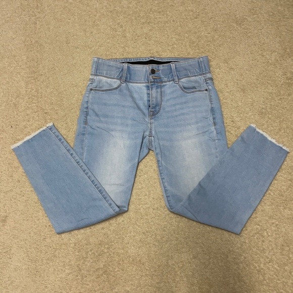 👖NWOT Cropped jeans👖 - Picture 1 of 3